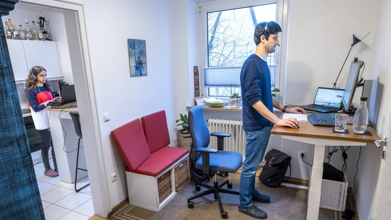 Gut ausgestattetes Büro oder ein Laptop auf dem Küchentisch? Die Rahmenbedingungen im Homeoffice sind sehr verschieden. - © Werner Bachmeier, Ebersberg - ww