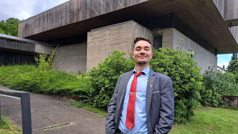 Der 29-jährige Paul Kuhlemann wirft seinen Hut für Die Partei in den Ring ums Landratsamt. - © Carolin Brokmann-Förster