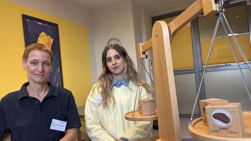 Ern&auml;hrungsberaterin Dr. Bettina Schl&ouml;&szlig;er (links) und Kinder- und Jugendlichenpsychotherapeutin Bleona Marku. - &copy; Martin Hostert