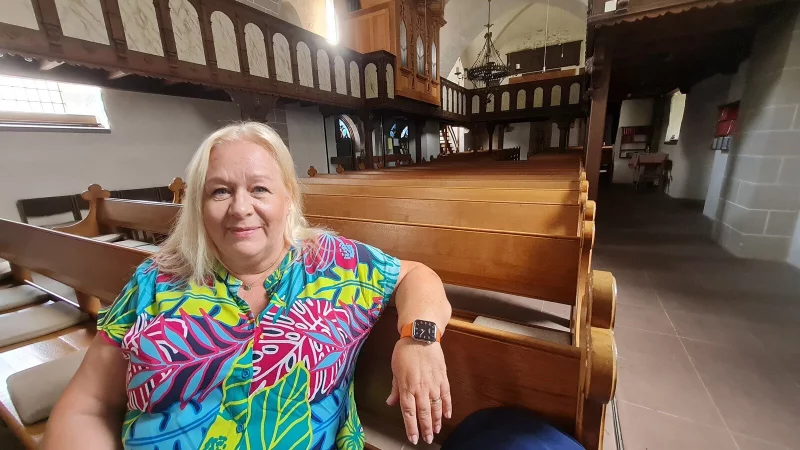 Birgitt H&ouml;hn m&ouml;chte gern B&uuml;rgermeisterin von Schieder-Schwalenberg werden. Sie tritt f&uuml;r die Gr&uuml;nen an, und ihr Lieblingsort ist die Kirche in Schwalenberg. - &copy; Marianne Schwarzer