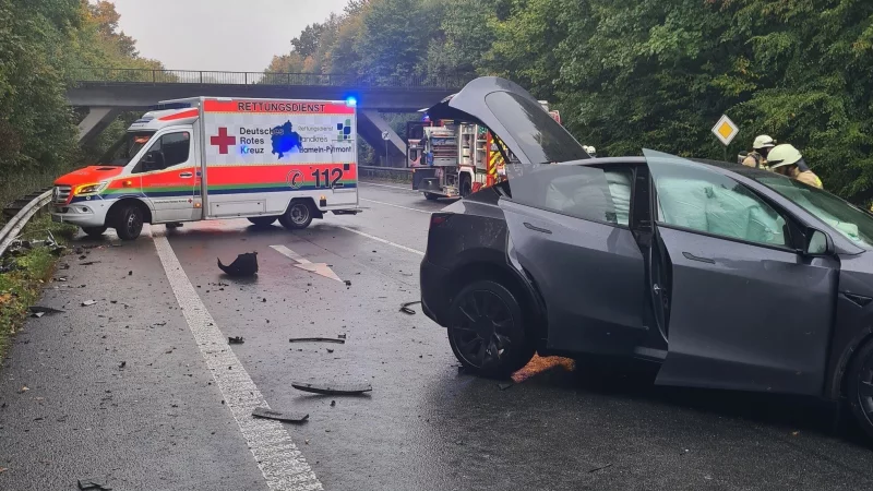 Zwei Personen werden bei dem Unfall am Morgen schwer verletzt. - © Feuerwehr Barntrup