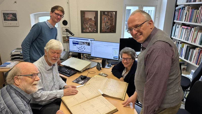 Die Ehrenamtler Lothar Kaup und Wolfgang Kramer, Stadtarchivar Lars Sonnenberg, Dr. Angelika Heinrike Heil von der Elbr&auml;chter-Stiftung sowie Historiker Roland Linde (Foto von links) freuen sich &uuml;ber viele Informationen, mit denen das digitale historische H&auml;userbuch gef&uuml;ttert werden kann. - &copy; Sandra Castrup