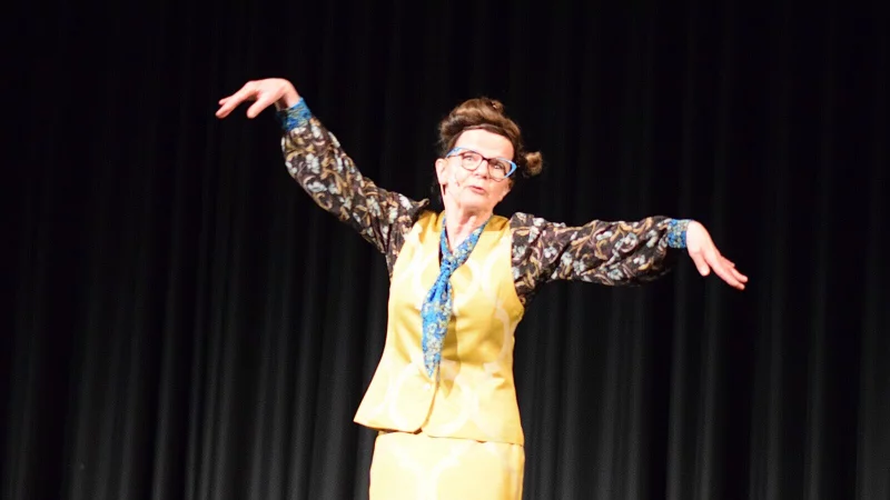 Frieda Braun alias Karin Berkenkopf aus Winterberg, die aus Fernsehformaten wie Mitternachtsspitzen oder Ladies Night bekannt ist, sorgt auch beim Publikum in Leopoldsh&ouml;he f&uuml;r Lacher im Minutentakt. - &copy; Karin Prignitz