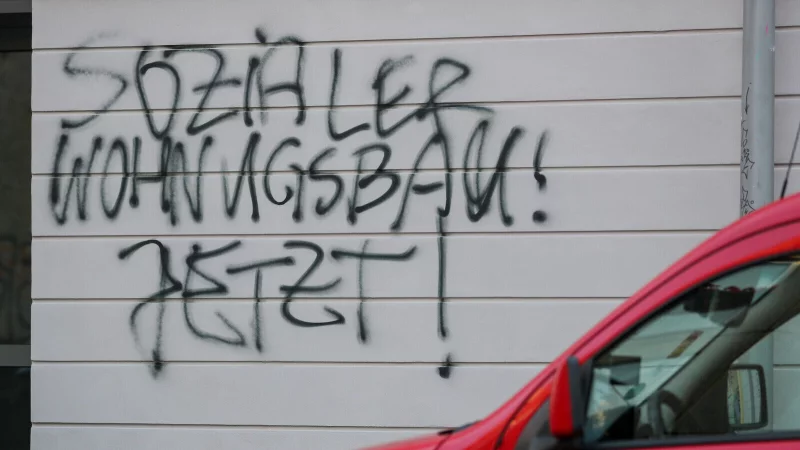 Ein Graffiti im sächsisches Leipzig fordert: "Sozialer Wohnungsbau! Jetzt!" Tatsächlich lag der Markt über viele Jahre brach. Das hat die Diskussion um knappen Wohnraum und steigende Mieten angeheizt. - © picture alliance/dpa