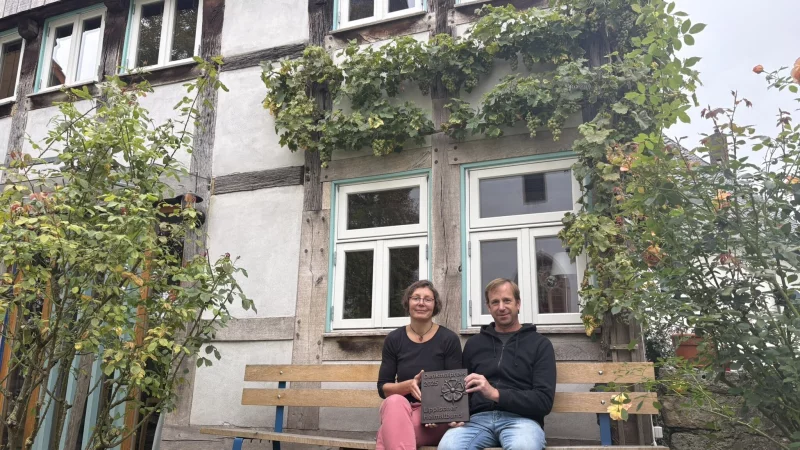 Theresia Jungert (von links) und Torsten Schmidt gewinnen den ersten Denkmalpreis des Lippischen Heimatbundes. Zusammen halten sie die schwere Bronzeplakette vor ihrem Baudenkmal. - &copy; Jan Schillmann
