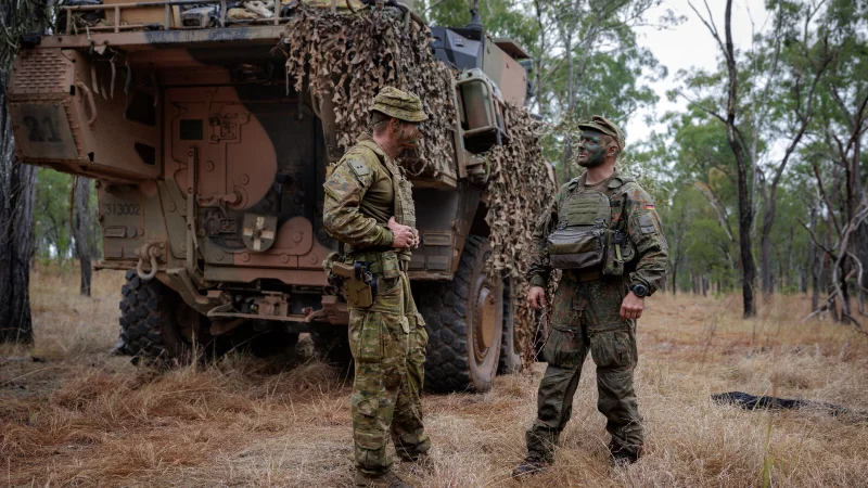 Feuerkraft im australischen Busch: Soldaten des J&auml;gerbataillons 413 der Panzerbrigade 21 sammeln wertvolle Erkenntnisse bei der &Uuml;bung Talisman Sabre. Im Gespr&auml;ch lernen sie die Besonderheiten der australischen Boxer-Variante kennen. - &copy; Bundeswehr/Marco Dorow
