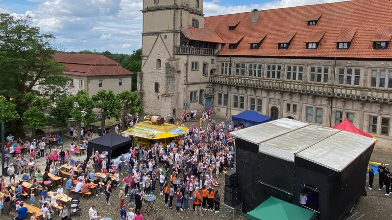 Ein Bild aus den vergangenen Jahren: zum Familienfest ist der Schlosshof gefüllt. - © Weserrenaissance-Museum Schloss Brake