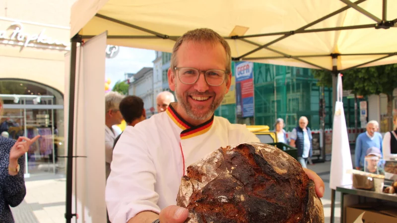 Maik Wegner, staatlich gepr&uuml;fter Brottester und Brotsommelier, nimmt das wohl liebste Nahrungsmittel der Deutschen unter die Lupe. - &copy; Janet K&ouml;nig