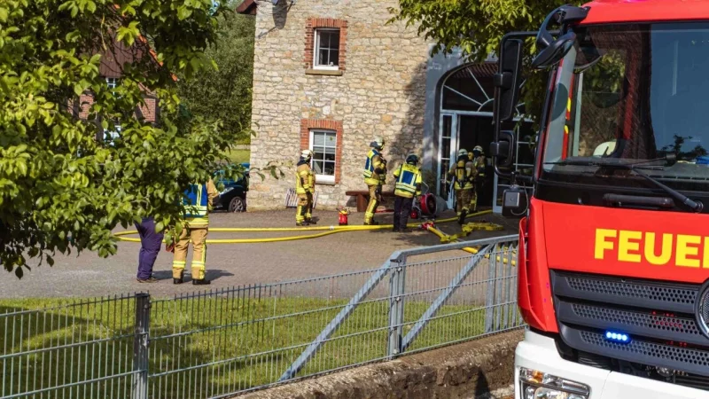 Die Lagenser Feuerwehr hat in Hrdissen einen Schwelbrand bekämpft. - © Die Blaulichtfotografen