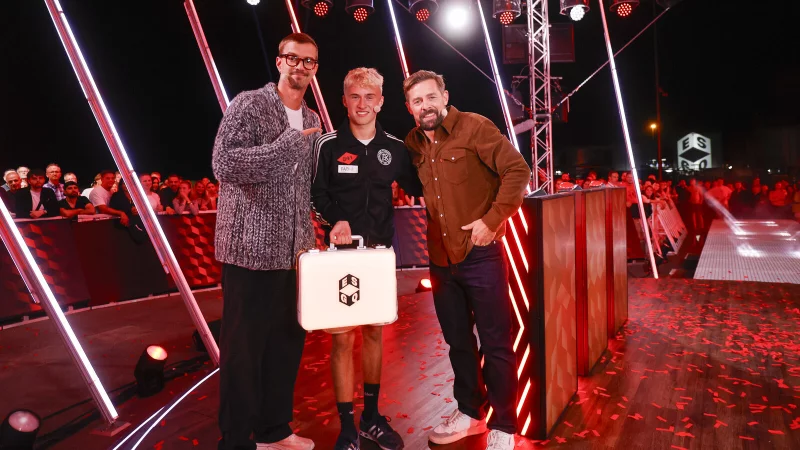 Ein sehr gutes Quiz: Fabio aus Bielefeld gemeinsam mit den Moderatoren Joko Winterscheidt (l.) und Klaas Heufer-Umlauf (r.). Der 18-J&auml;hrige hat 90.000 Euro gewonnen. - &copy; Joyn/Jan Zappner