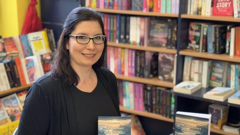 Janna Gilbert hat unter dem Pseudonym "J. Luhber" eine Fantasy-Romane veröffentlicht, die auch in der örtlichen Buchhandlung Brückmann angeboten werden. - © Sandra Castrup
