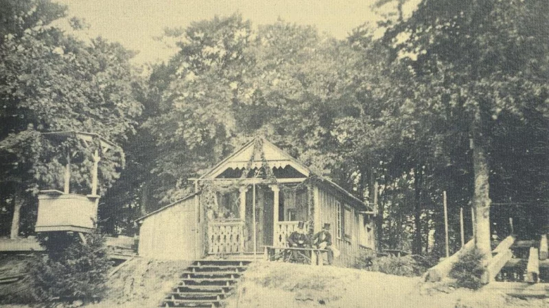 Bandelh&uuml;tte August 1875, unmittelbar vor der Einweihung, der Herr vorne links ist Ernst von Bandel. - &copy; Carl-Heinz Helwig