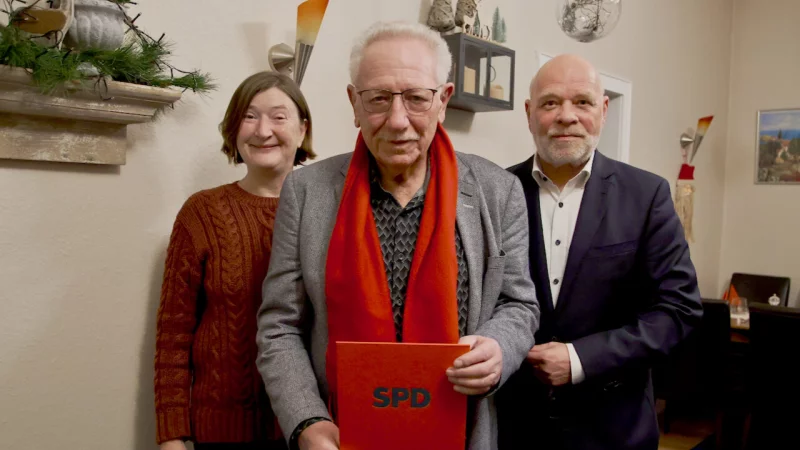 Ortsvereinsvorsitzende Eva Kauer und Fraktionsvorsitzender Rainer Friedrich (rechts) &uuml;berreichte Ehrenurkunde und -nadel an Gerd Kaulvers. - &copy; SPD Pivitsheide