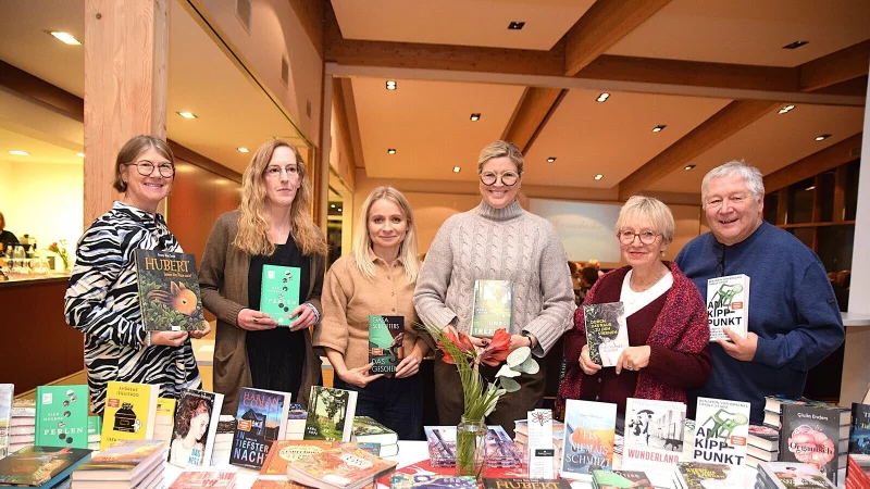 Gabriele Brakensiek, Conny Patrzek, Natalia Schmidt, Cerrin Wehrmann-Ristau, Martina Lange und J&ouml;rg Czyborra (von links) haben eine Auswahl ihrer liebsten B&uuml;cher in das katholische Pfarrheim mitgebracht.
Foto: Karin Prignitz - &copy; Karin Prignitz