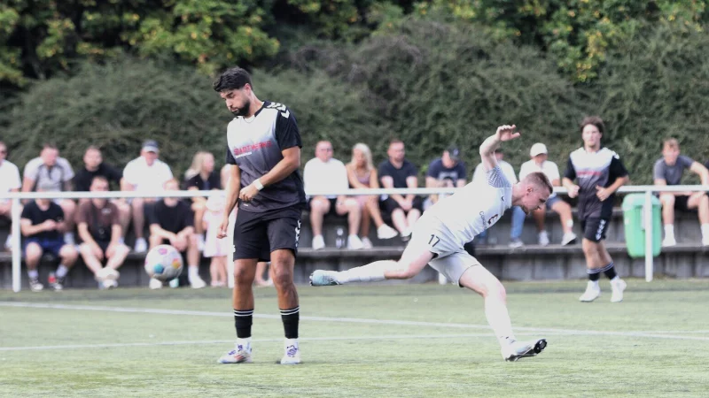 Der lange Schritt des Asemissers Robin Radeck gegen den Werl-Asper Mustafa-Kaan Gönültas kommt zu spät. - © Oliver König