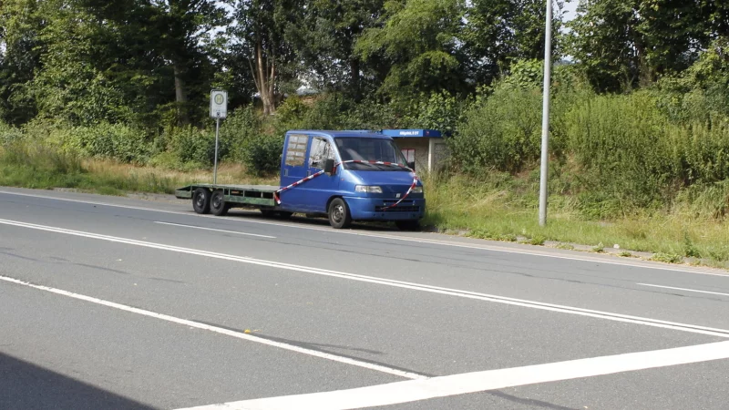 Kaputte Seitenscheiben, keine Kennzeichen: An der B217, kurz hinter Hameln, blockiert ein schrottreifer Transporter eine Bushaltestelle. Das Auto stand vorher monatelang in Blomberg. - &copy; Jens Spickermann