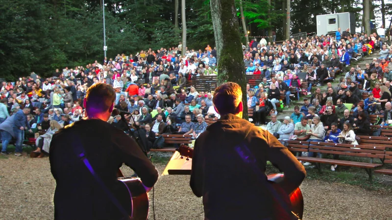 Eine junge Band steht auf der B&uuml;hne und spielt bei einem Hutkonzert vor gro&szlig;em Publikum. - &copy; Landesverband Lippe