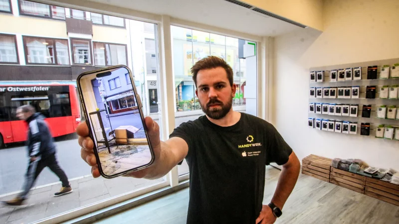 Kilian Strangh&ouml;ner ist Opfer eines Einbruchs geworden. Auf seinem Handy zeigt er das Chaos. dass der oder die T&auml;ter hinterlassen haben. - &copy; Daniel Salmon