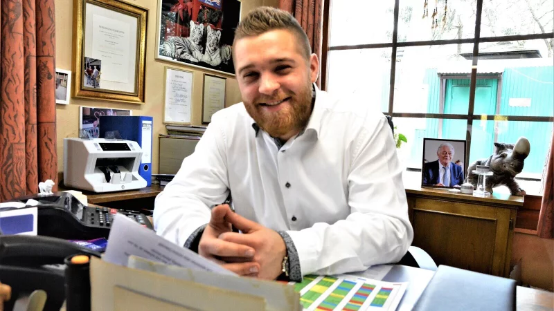 Nach dem Tod des Parkchefs Fritz Wurms hat Enkel Marcel Wurms bereits Verantwortung im kaufm&auml;nnischen Bereich, in der Eventplanung und im Marketing des Safarilandes &uuml;bernommen. Jetzt streitet er mit Mutter und Stief-Oma um das Erbe. - &copy; Karin Prignitz