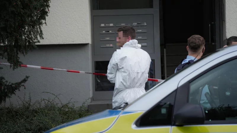 Die Polizei ermittelt in einem Mehrfamilienhaus - © Die Blaulichtfotografen