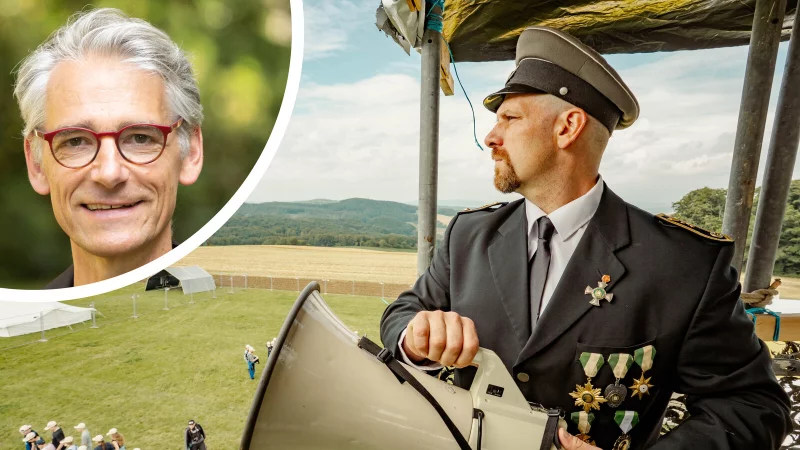 Danny Riediger (rechts) spielt den Gef&auml;ngnis-Direktor beim christlichen Zeltlager in Extertal. Die Szenerie gleicht auf den ersten Blick einem Hochsicherheitstrakt. Thomas Warnke, Theologischer Kirchenrat der Lippischen Landeskirche, h&auml;lt Rollenspiel, die Angst ausl&ouml;sen k&ouml;nnten, f&uuml;r fragw&uuml;rdig. - &copy; Fotorechte: Gemeinde am Grasweg Lemgo/ Lippische Landeskirche, Montage: LZ