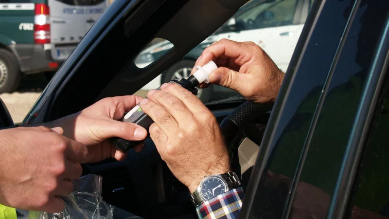 Alkohol am Steuer - diesem Vorwurf muss sich ein 30-j&auml;hriger Mann aus Hessisch-Oldendorf stellen, der der Polizei in Augustdorf ins Netz ging. - &copy; Pixabay