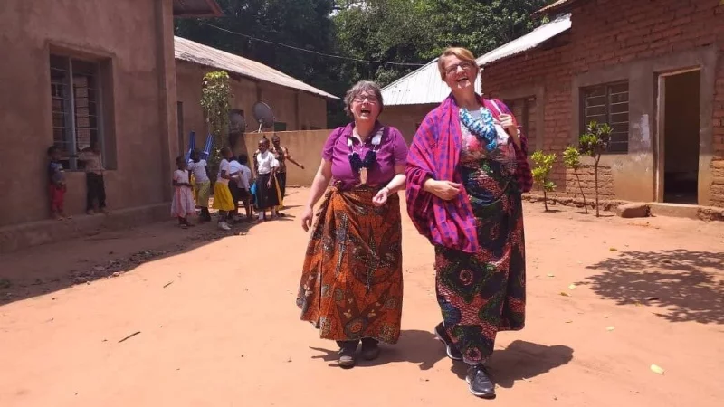 Ute Glunz-Eikerling (rechts) und Monika Thiele vom Unterst&uuml;tzerkreis Same/Tansania in farbenfrohen Outfits in Same. - &copy; Bildrechte: Ute Glunz-Eikerling