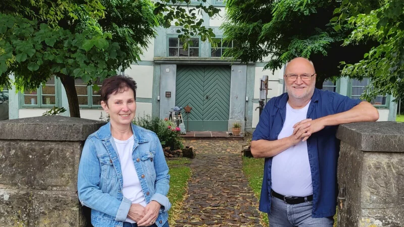 Elke und Michael Reimer haben sich an der Bahnhofstra&szlig;e ihren Wohntraum realisiert. - &copy; Katrin Kantelberg