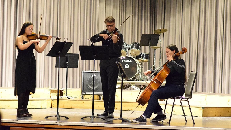 Instrumentalpädagoge Andreas Friesicke bildet ein Streicher-Trio mit den Schülerinnen des Musikvereins, Jennifer Lindheim (Violine) und Annabel Lindheim am Violoncello. Foto: Karin Prignitz - © Karin Prignitz