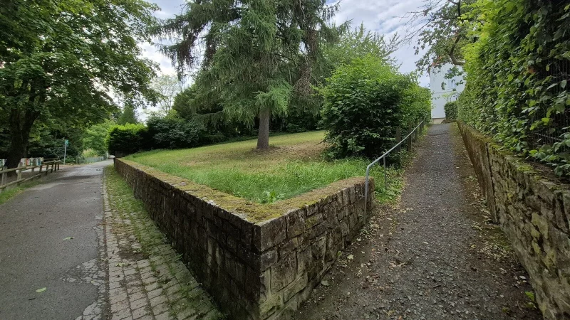 Die Fläche, um die es geht, liegt direkt hinter dem Parkplatz an der Südstraße. Auf der anderen Seite befindet sich die Grundschule. - © Lorraine Brinkmann