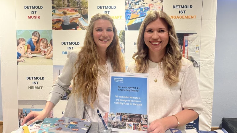 Koordinieren die Ehrenamtlichen der Bürgerstiftung Detmold: Christine Riedel (links) und Natali Sudermann. Sie beide beraten Menschen, die sich für eine sinnvolle Aufgabe und ein Ehrenamt interessieren. - © Bürgerstiftung Detmold