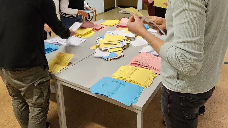 Im Wahllokal im Erdgeschoss des Rathauses werden die Stimmzettel vor der Ausz&auml;hlung sortiert. - &copy; Jost Wolf