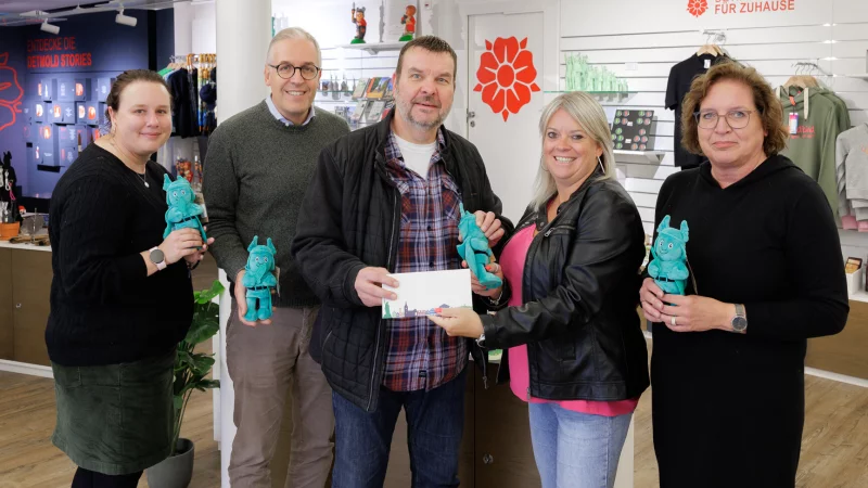 Bei der Vorstellung des Namens Hermannix in der Tourist Information Lippe & Detmold: (von links) Stefanie H&uuml;tte (Landesverband Lippe), Christian Schmidt (Vorsitzender der Werbegemeinschaft Die H&auml;ndler), Gewinner Axel Radons, Vanessa Rubart (Teamleiterin der Tourist Information Lippe & Detmold) und Martina Wenke (Mitarbeiterin der Tourist Information Lippe & Detmold). - &copy; Stadt Detmold