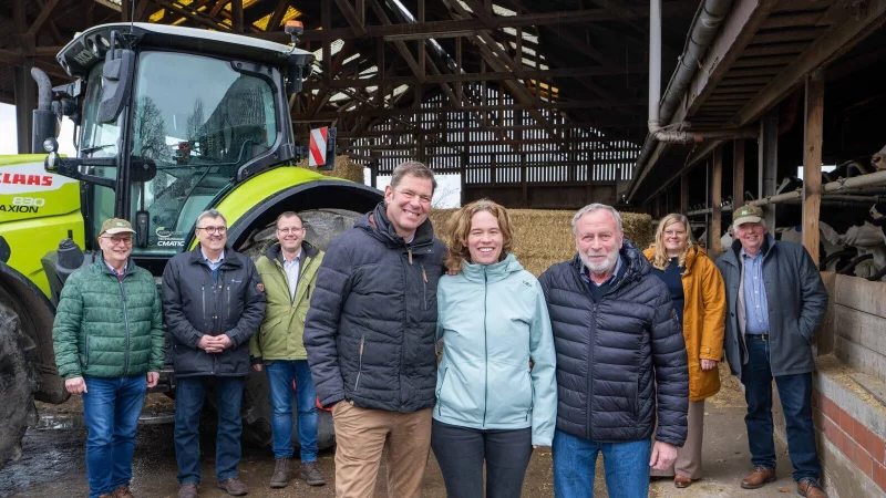 Sie machen es vor: Cord und Miriam Peitsmeyer und ihr Vater Ernst Flömer öffnen regelmäßig die Türen ihres Betriebs. Hubertus Beringmeier, Antonius Tillmann, Andreas Westermeyer, Beatrice Gievers und Joachim Schmedt begrüßen das. - © David Scholtissek