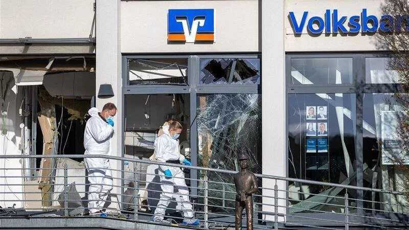 An der Volksbank in Paderborn-Dahl beginnt die Spurensicherung durch die Bielefelder Polizei. - &copy; Niklas T&uuml;ns