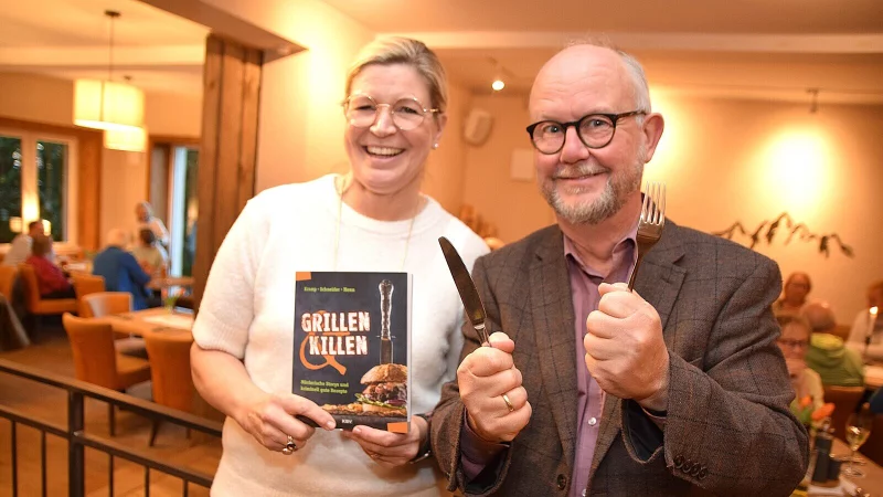 Cerrin Wehrmann-Ristau von der Buchhandlung Blume begr&uuml;&szlig;t Autor und Verleger Ralf Kramp aus der Eifel im Berggasthof. Dort pr&auml;sentiert er zwischen den Essensg&auml;ngen wahrhaft M&ouml;rderisches. Foto: Karin Prignitz - &copy; Karin Prignitz