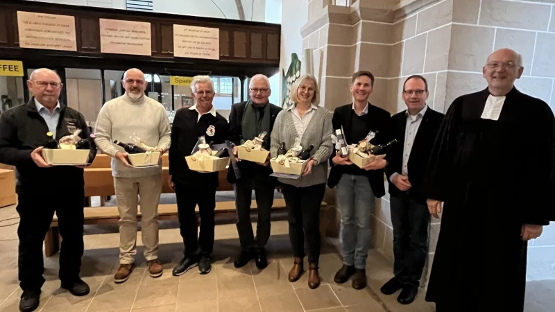 Ehrung für langjährige Bläserinnen und Bläser in Hohenhausen: Das Foto zeigt (von links) die Jubilare Friedel Augustin, Bernd Jung, Dieter Kraft, Ulrich Kellmer, Monika Kreinjobst und Axel Bley mit Kirchenmusikdirektor Christian Kornmaul und Pastor Peter Busse. - © Posaunenchor Hohenhausen