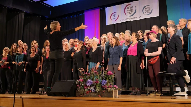 Jubil&auml;umskonzert der Lemgo Voices begeistert im MWG rund 450 G&auml;ste unter Leitung von Anne Miebach. - &copy; Thomas Kr&uuml;gler