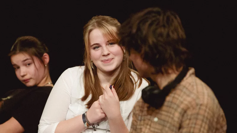Seraphina B&uuml;tow, Lotta Grebe und Raphael El Bourgji (von links) begeistern das Publikum. - &copy; Landestheater Detmold/Ann Christin Hollmann