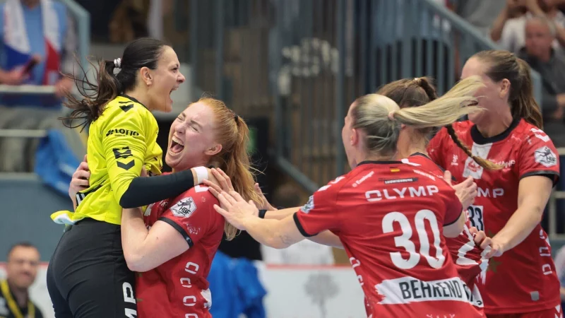 Torh&uuml;terin Nicole Roth und ihre Teamkameradinnen von HB Ludwigsburg feiern im Mai die Deutsche Meisterschaft an der Blomberger Ulmenallee. - &copy; Paul Cohen