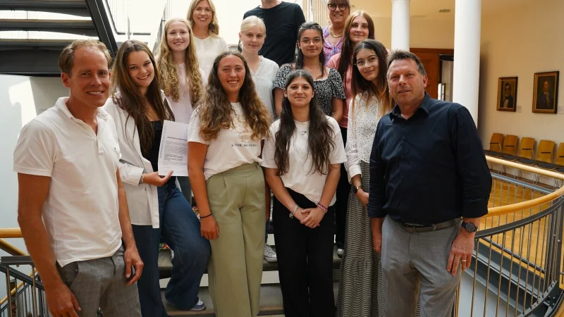 und Vertretern der Bürgerstiftung und des Gymnasiums Leopoldinum
acht engagierte Schülerinnen für ihre Teilnahme am Mentorenprogramm „Balu und
Du“. - © Stadt Detmold