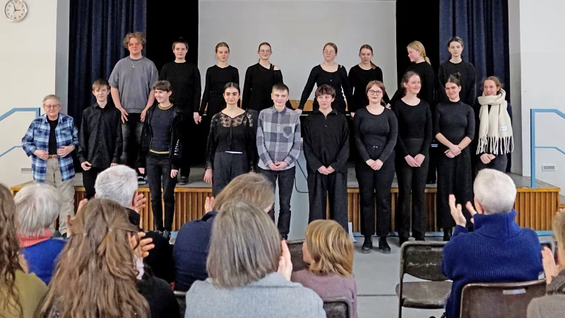 Sch&uuml;lerinnen und Sch&uuml;ler erarbeiteten im Januar Theaterszenen zum Leben des Detmolders Fritz Herzberg. Links im Bild dessen Tochter, Joanne Herzberg. - &copy; Archivbild: Elisabeth Hecker/Grabbe-Gymnasium