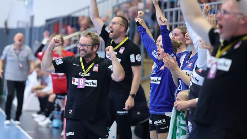 Steffen Birkner, Trainer der HSG Blomberg-Lippe, freut sich riesig &uuml;ber die Vorstellung beim 35:25 gegen den Th&uuml;ringer HC. - &copy; Paul Cohen