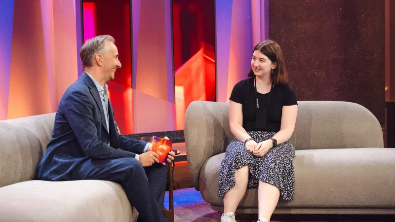 Und pl&ouml;tzlich bei Jan B&ouml;hmermann auf der Couch: Jenni A&szlig;mus war ziemlich verbl&uuml;fft. - &copy; Ben Knabe