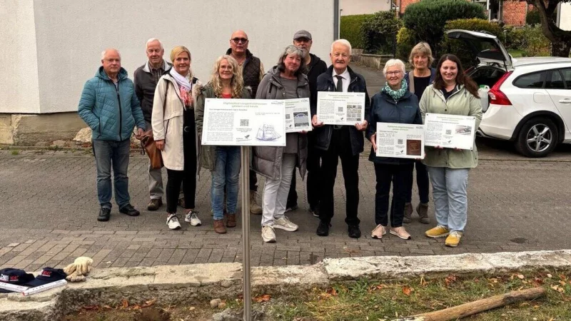 Die Verantwortlichen aus der Dorfgemeinschaft freuen sich mit Corinna Will von der Gemeinde Kalletal (Dritte von links) und Initiator R&uuml;diger K&ouml;lling (Siebter von links) &uuml;ber die Erweiterung des Digitalpfades. - &copy; Heimatverein