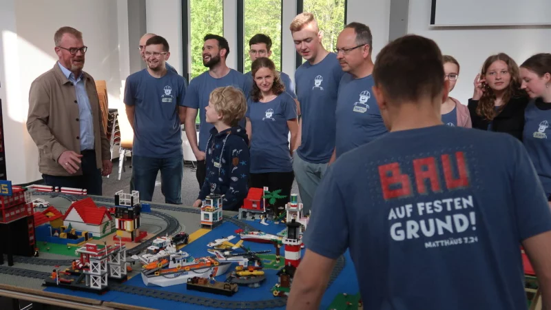 Mitarbeiter der Lego-Jungscharwoche freuen sich &uuml;ber die Veranstaltung und &uuml;ber den besuch von D&ouml;rentrups B&uuml;rgermeister Friso Veldink (links). - &copy; Christliche Gemeinde D&ouml;rentrup