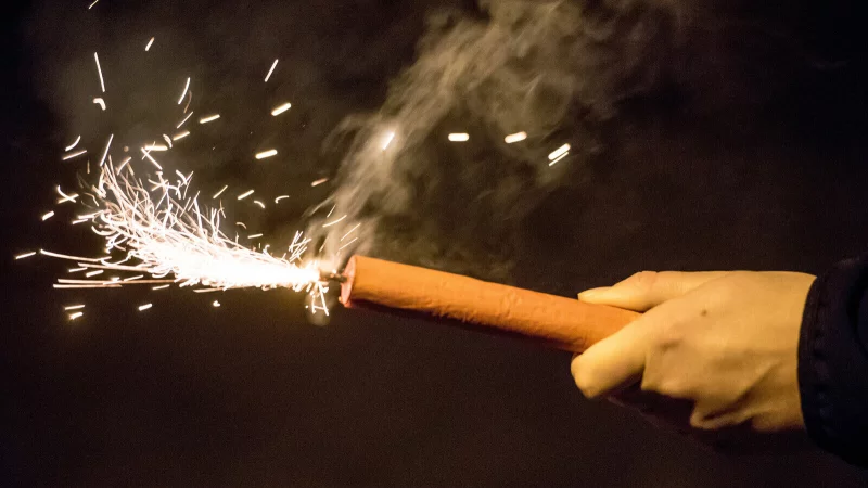 Mehrere illegal erworbene B&ouml;ller unter seinem Bett sind einem Detmolder (32) zum Verh&auml;ngnis geworden. Im M&auml;rz 2025 verlor er seine linke Hand bei einer Explosion. Jetzt stand er vor Gericht. - &copy; picture alliance / dpa