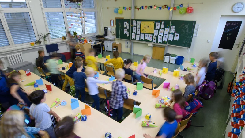 Nach gut sechs Wochen Sommerferien f&auml;ngt f&uuml;r rund 2,5 Millionen Sch&uuml;lerinnen und Sch&uuml;ler in NRW wieder der Unterricht an. - &copy; picture alliance/dpa/dpa-Zentralbild