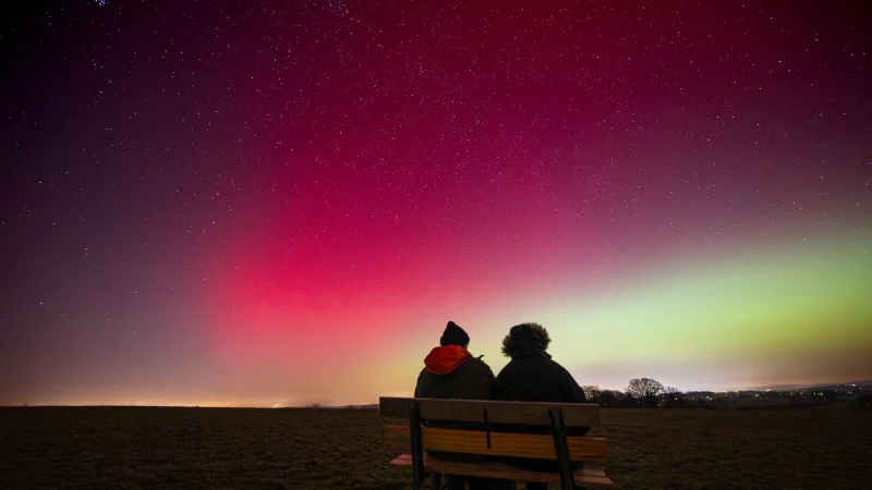 Romantik vor spektakul&auml;rer Kulisse: die Polarlichter laden am Montagabend in Lippe zum Staunen ein - wie hier in Lage. - &copy; Jan Schalski