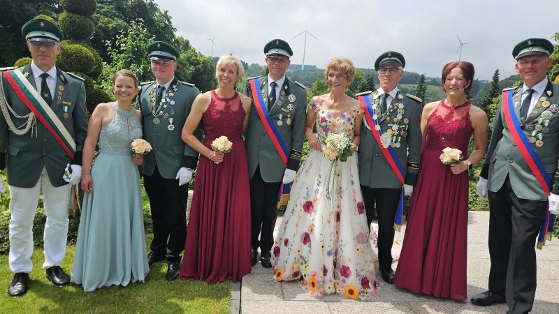 Feierten ein rauschendes Fest: Adjudant Markus Schäfers, das Kronprinzenpaar Chantal Müller und Levin Christiansen, das Hofpaar Sylvia Schöttler- Stumpenhagen und Bernd Stumpenhagen, das Königspaar Mathilde und Friedolin Schäfers und das Hofpaar Karin Klüter und Ralf Tschentscher (von links). - © Schützenbruderschaft Feldrom